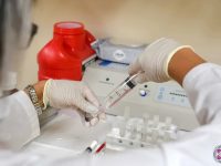doctor-filling-syringe-with-stem-cells